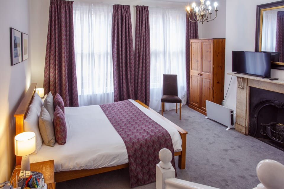Superior Double Room, Ensuite (Front Facing)