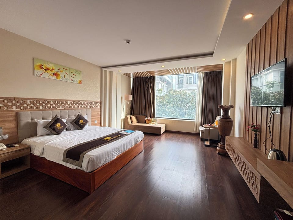 Premier Room, City View | Minibar, in-room safe, desk, soundproofing