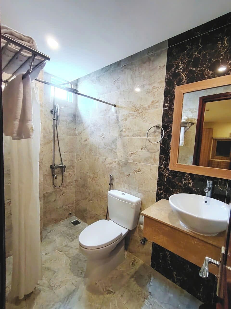 Superior Twin Room | Bathroom | Shower, free toiletries, hair dryer, slippers