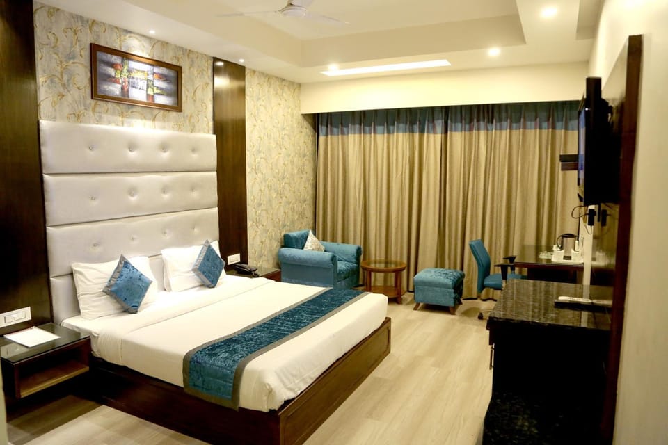 Premium bedding, desk, iron/ironing board, rollaway beds