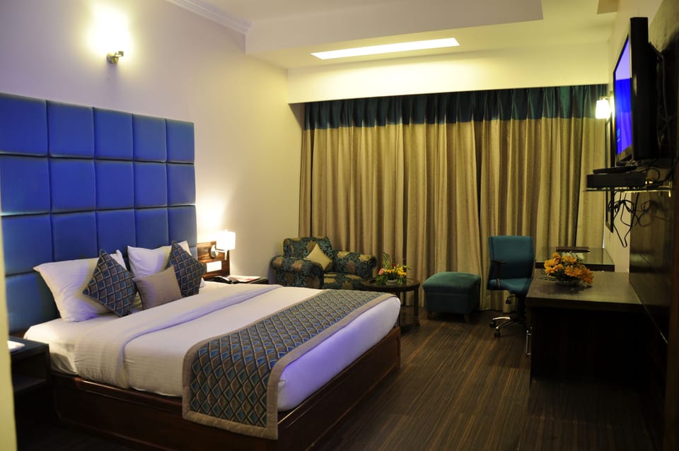 Deluxe Room | Premium bedding, desk, iron/ironing board, rollaway beds