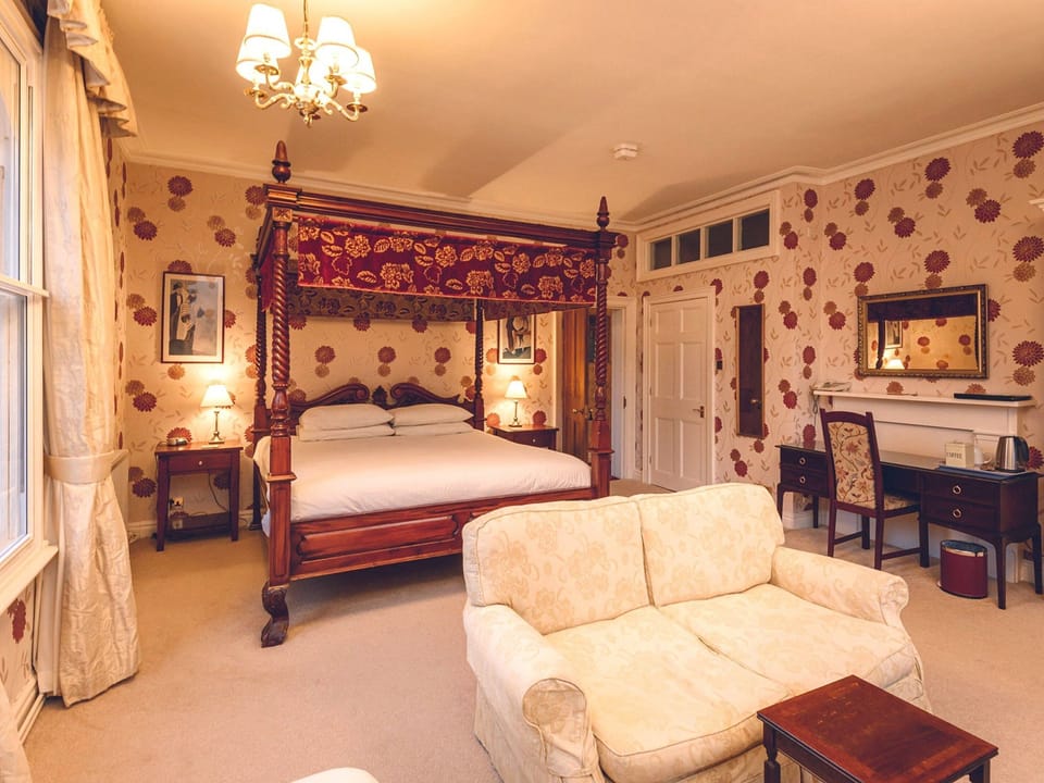 Superior Room, 1 King Bed | Individually decorated, individually furnished, desk, laptop workspace
