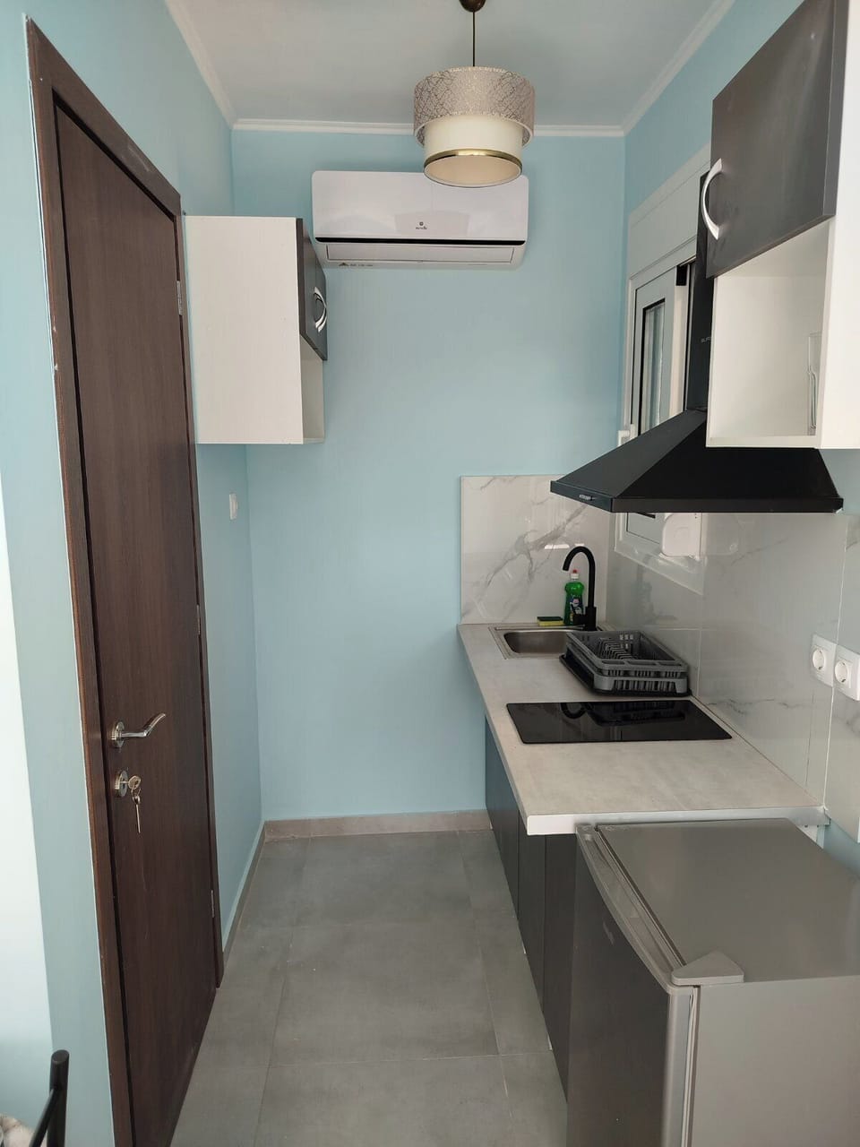 Fridge, stovetop, coffee/tea maker, electric kettle