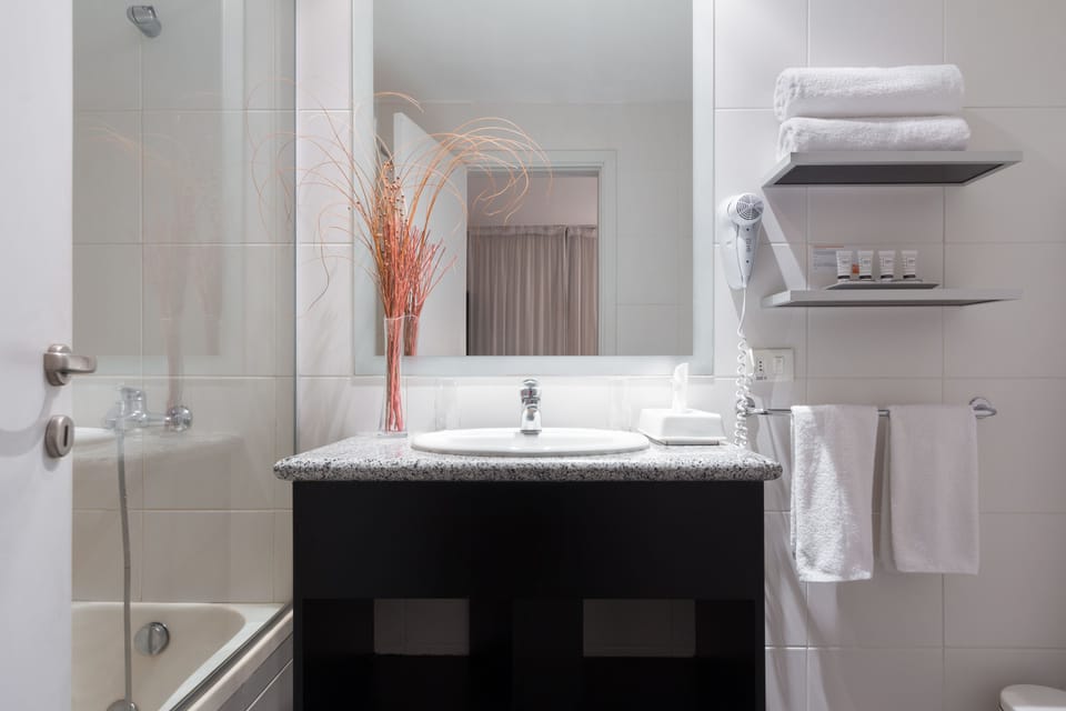 Standard Room | Minibar, in-room safe, desk, free WiFi