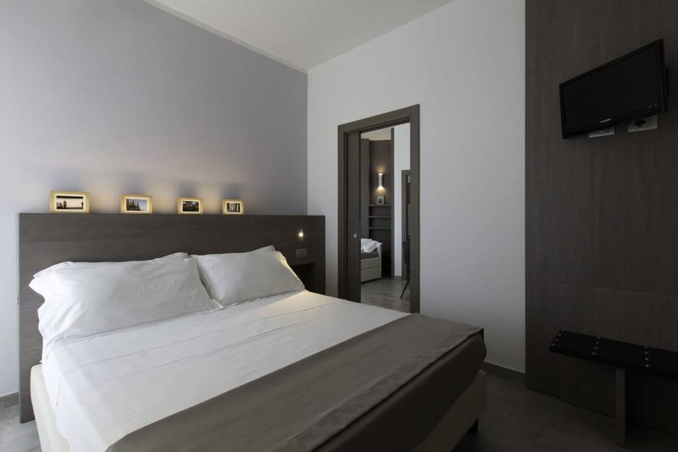 Quadruple Room, 2 Bedrooms | Minibar, in-room safe, desk, WiFi (free)