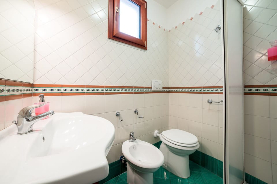 Single Room | Bathroom | Shower, deep soaking tub, free toiletries, hair dryer