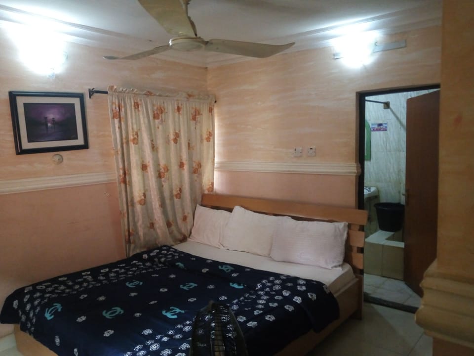 Royal Room | Desk, free WiFi, wheelchair access
