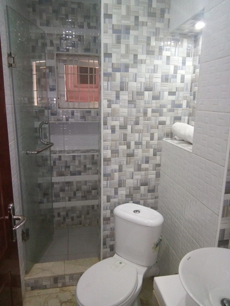 Deluxe Room | Bathroom | Deep soaking tub, rainfall showerhead, free toiletries, towels
