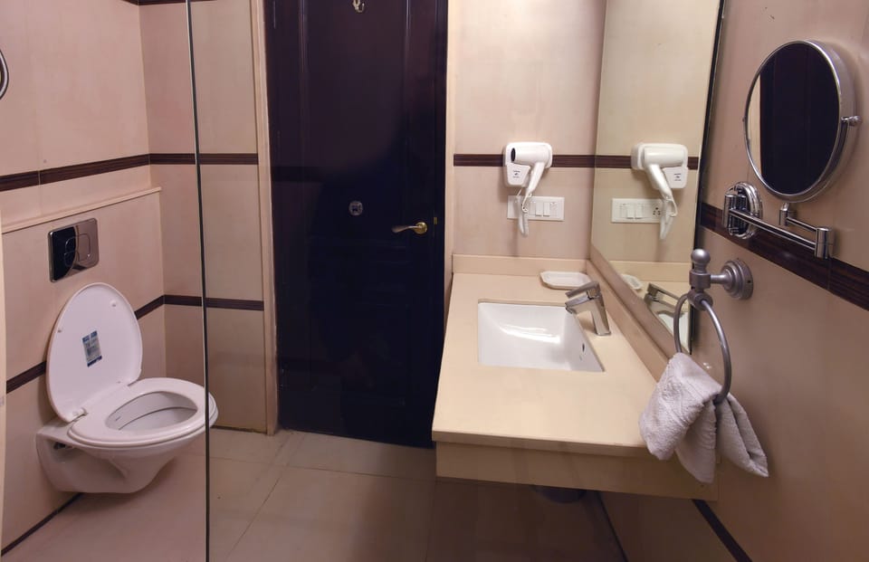 Executive Double Room, 1 Queen Bed | Bathroom | Shower, free toiletries, slippers, towels