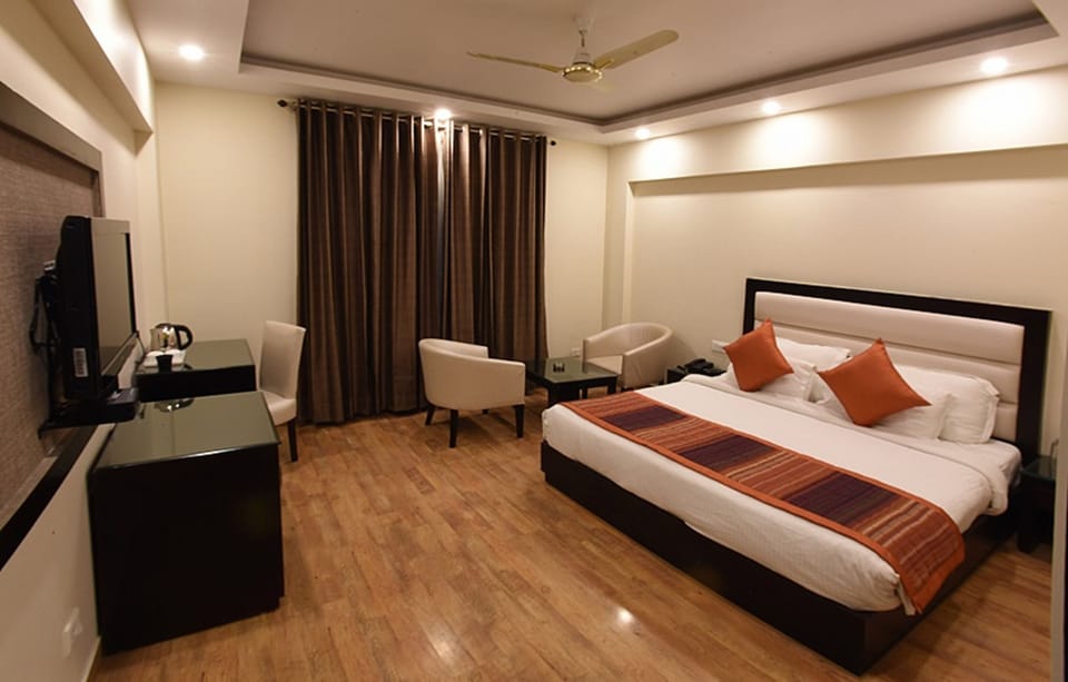Executive Double Room, 1 Queen Bed | In-room safe, iron/ironing board, rollaway beds, free WiFi