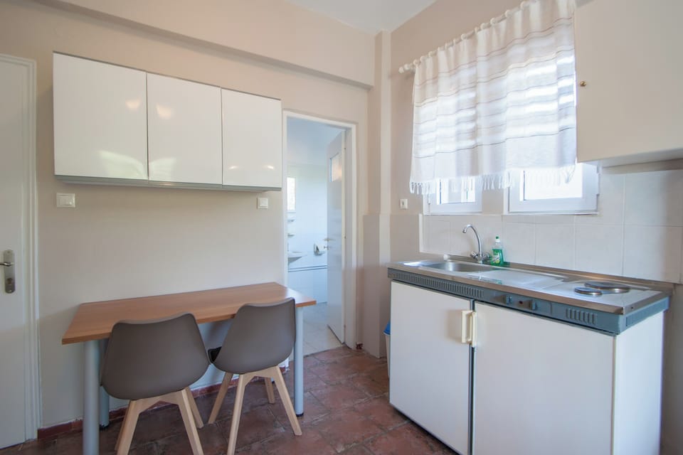 Budget Double Room | Private kitchenette | Mini-fridge, electric kettle, cookware/dishes/utensils