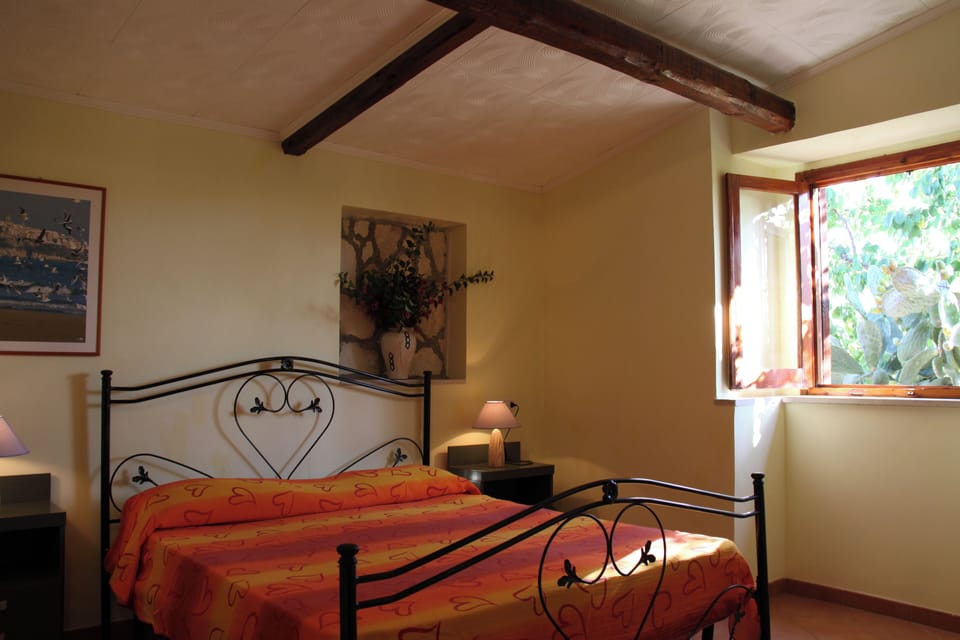 Comfort Apartment | In-room safe, cribs/infant beds, bed sheets