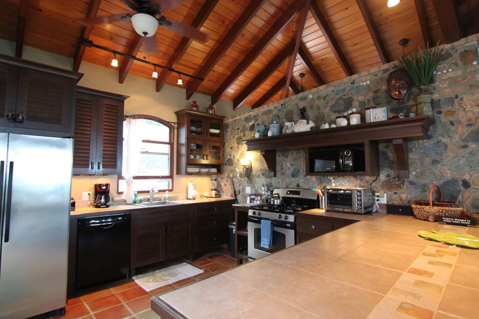 Full kitchen 