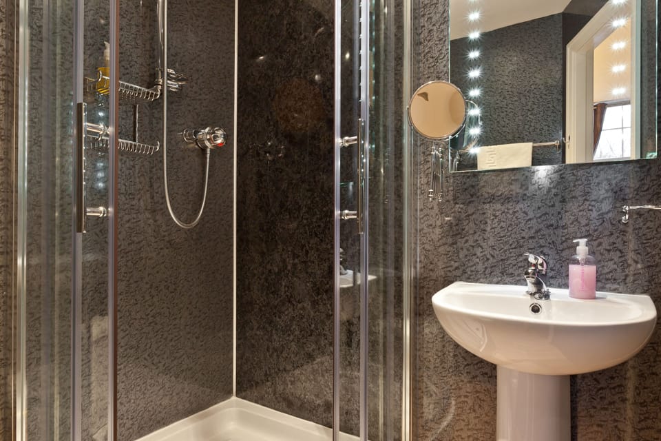 Double Room (Room 2) | Bathroom | Shower, free toiletries, hair dryer, towels