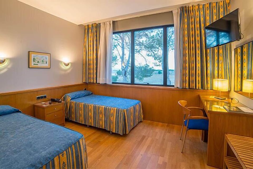 Twin Room | In-room safe, desk, laptop workspace, blackout drapes