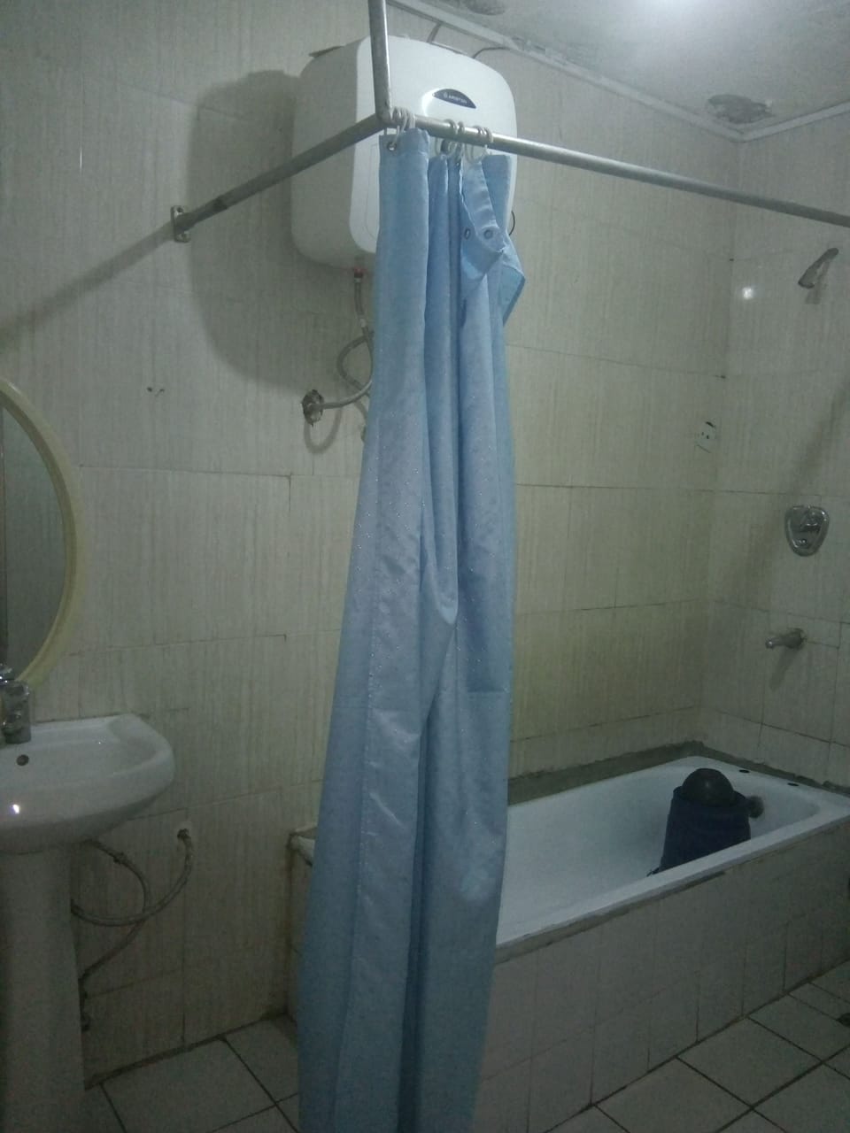 Basic Room | Bathroom | Rainfall showerhead, free toiletries, towels, soap