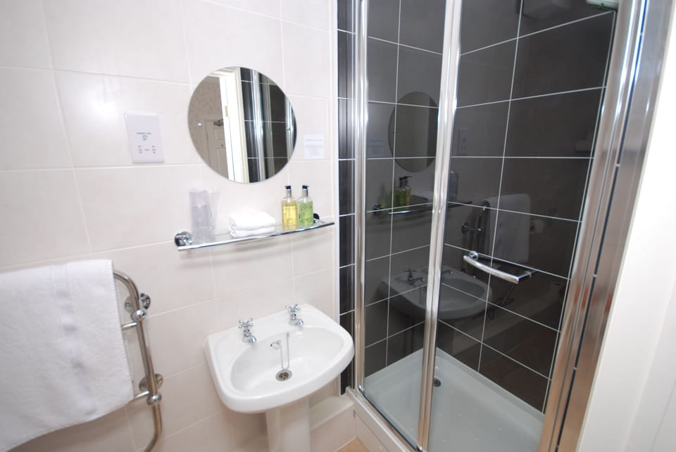 Standard Double Room | Bathroom | Shower, free toiletries, hair dryer, towels