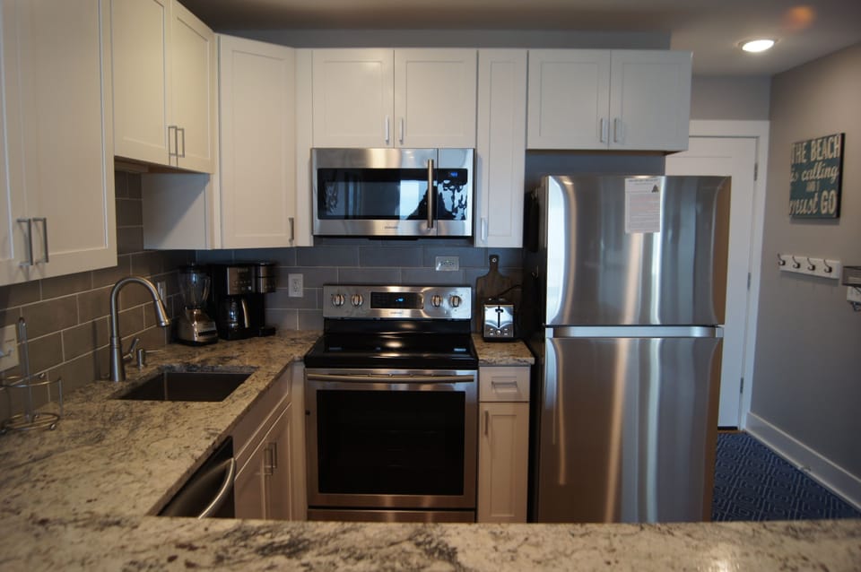 Condo, 2 Bedrooms | Private kitchen | Fridge, oven, coffee/tea maker, toaster