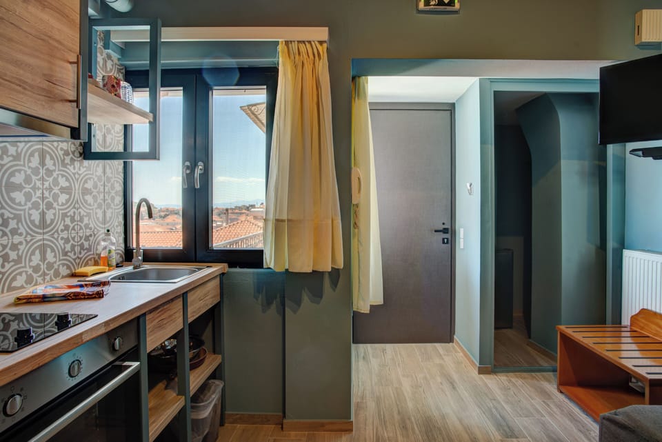 Deluxe Apartment, 1 Bedroom (G1) | 1 bedroom, in-room safe, desk, blackout drapes
