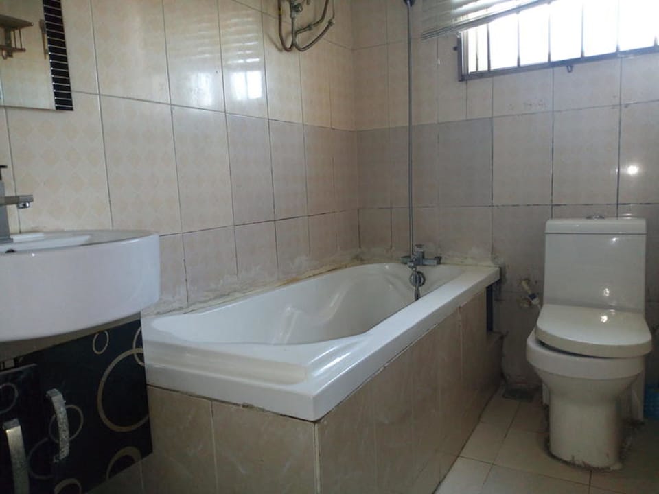 Executive Room, 1 Double Bed | Bathroom | Free toiletries, towels