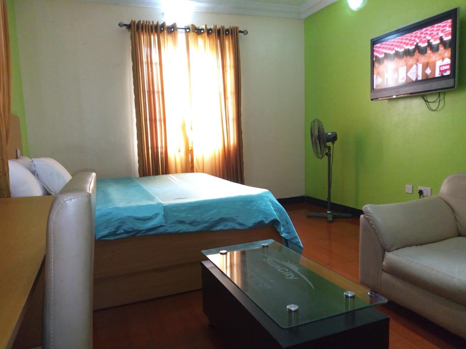 1 bedroom, desk, laptop workspace, WiFi (free)