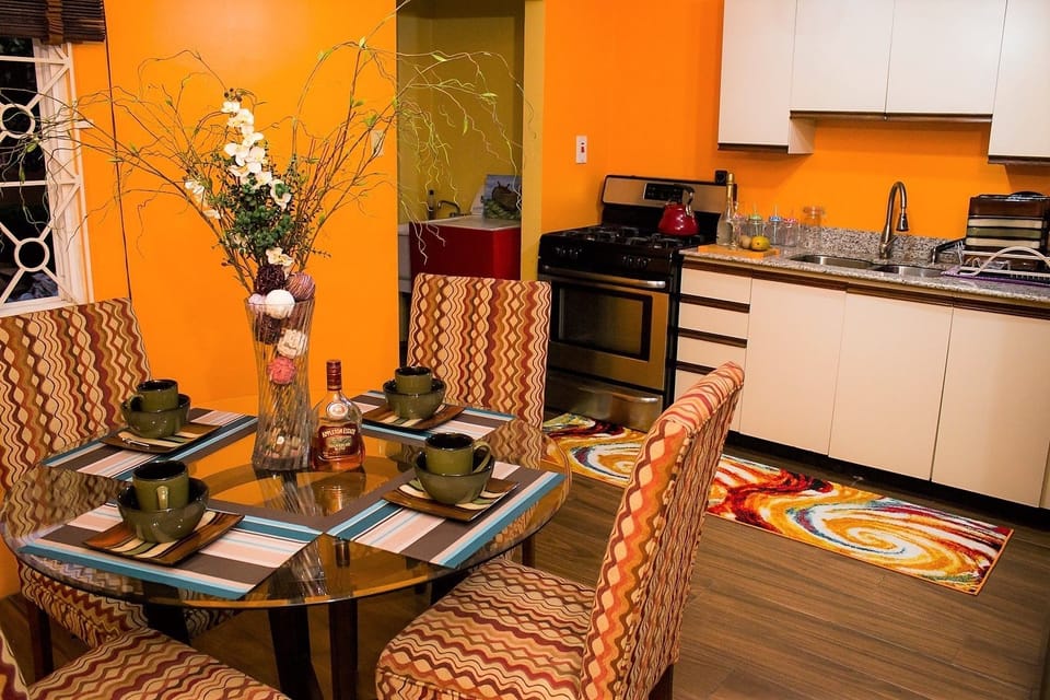 Exclusive Apartment, 2 Bedrooms, Mountain View | In-room dining