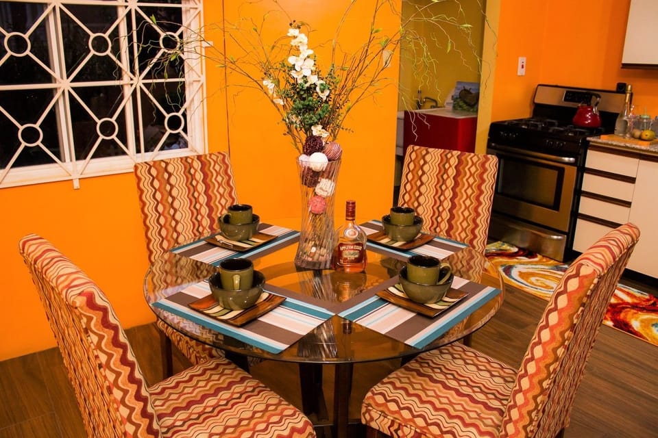 Exclusive Apartment, 2 Bedrooms, Mountain View | In-room dining