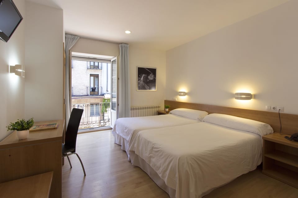 Double or Twin Room | Living area