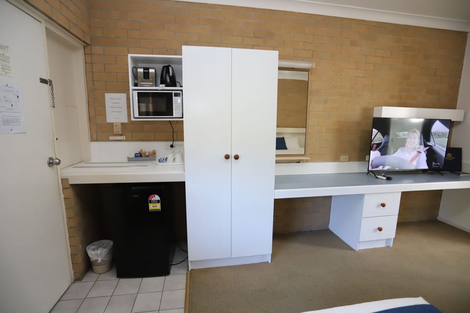 Executive Twin Room (No Pets) | Desk, iron/ironing board, WiFi (free), individually furnished