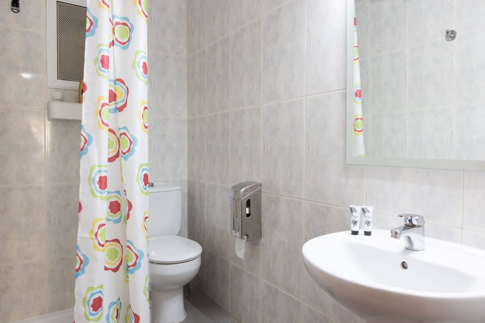 Shower, free toiletries, towels