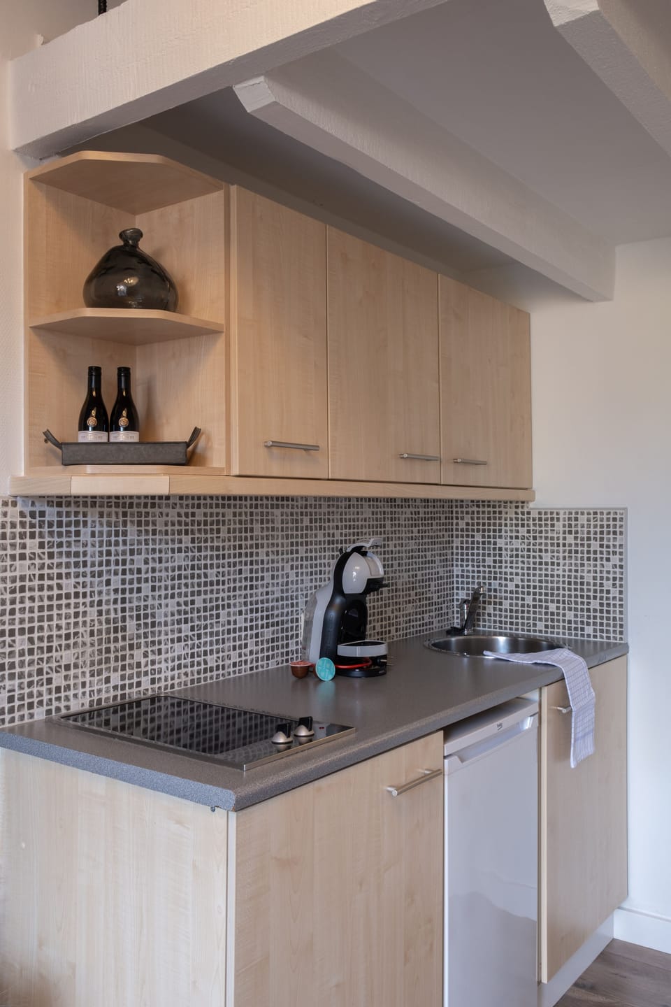 Junior Triple Room | Private kitchen | Fridge, microwave, stovetop, coffee/tea maker