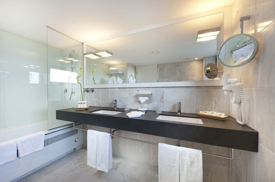 Combined shower/tub, deep soaking tub, eco-friendly toiletries