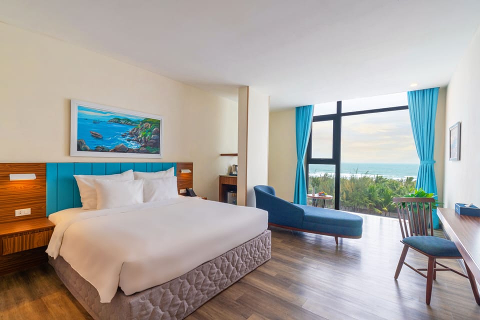 Premier Ocean View | Minibar, in-room safe, desk, blackout drapes