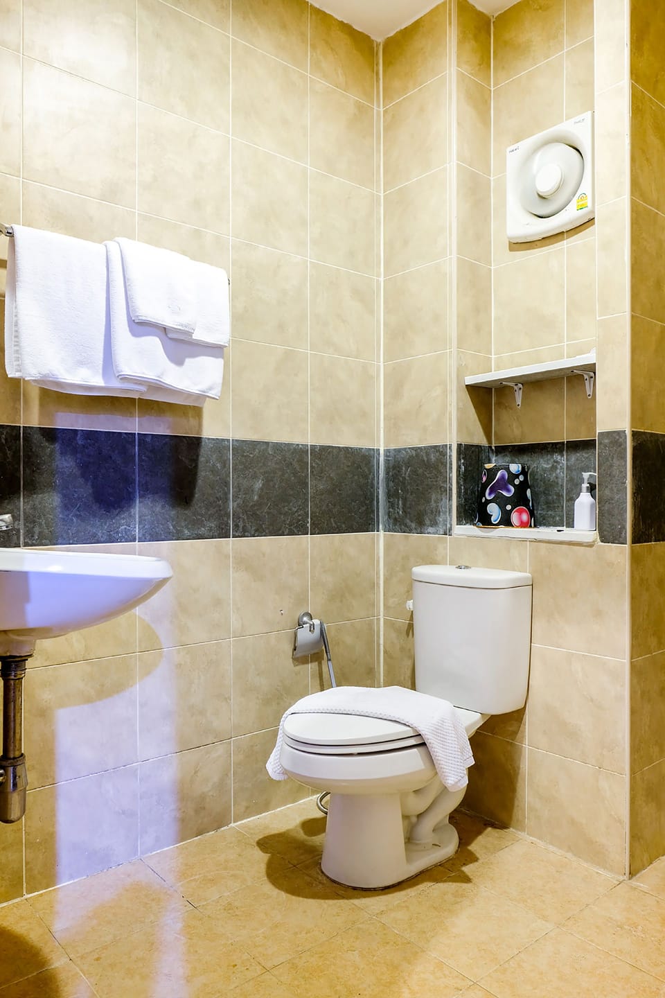 Standard Double Room | Bathroom | Shower, towels, soap, shampoo