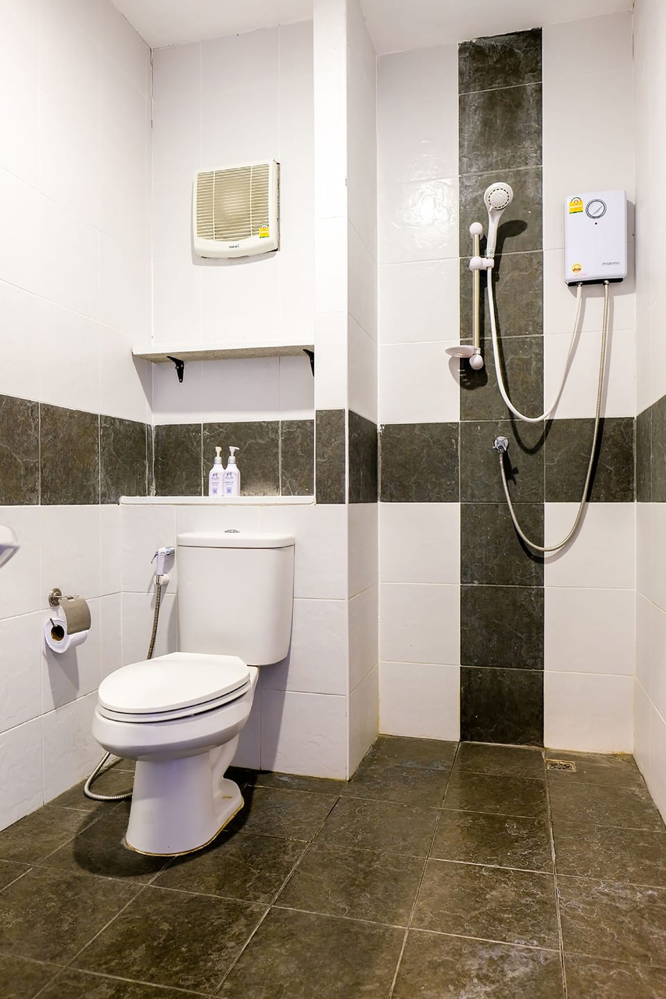 Deluxe Double Room | Bathroom | Shower, towels, soap, shampoo