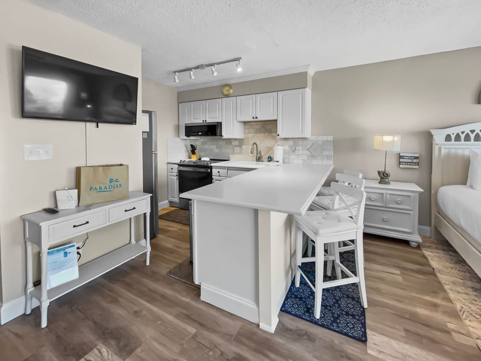 Condo, 1 Bedroom | Private kitchen | Fridge, microwave, oven, stovetop