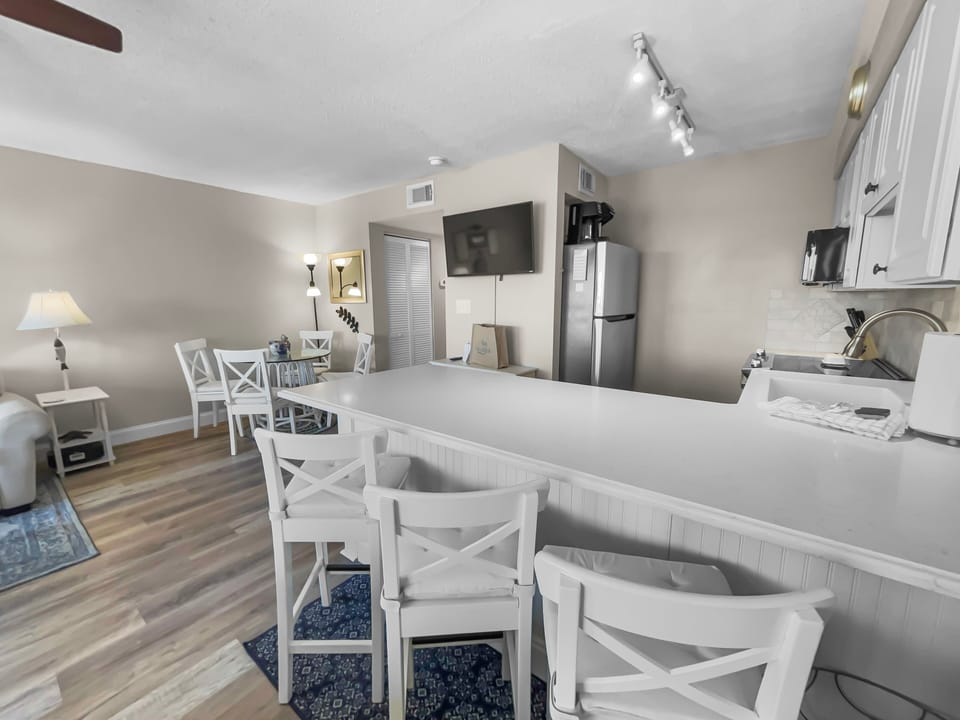 Condo, 1 Bedroom | Private kitchen | Fridge, microwave, oven, stovetop