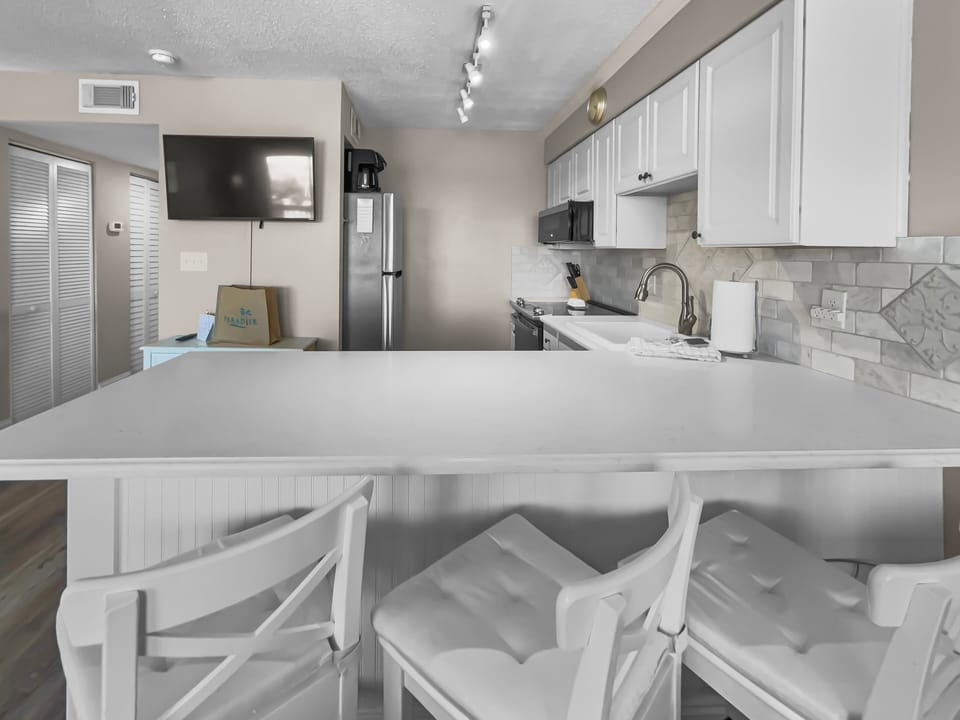 Condo, 1 Bedroom | Private kitchen | Fridge, microwave, oven, stovetop