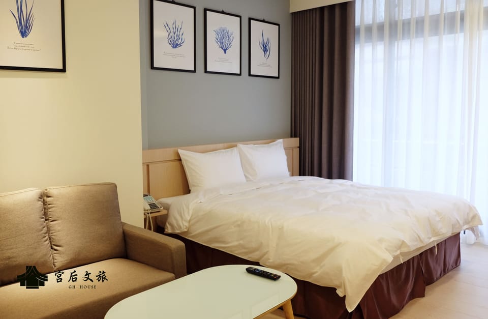 Classic Double Room | Living area | Flat-screen TV