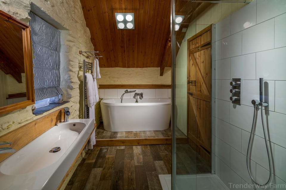 Standard Double Room (The Acorn Loft) | Bathroom | Designer toiletries, hair dryer, bathrobes, towels