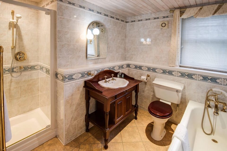 Deep soaking tub, free toiletries, hair dryer, towels