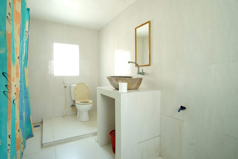Deluxe Room, 1 Bedroom, Partial Ocean View | Bathroom | Shower, free toiletries, bidet, towels