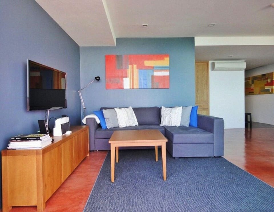2 Bedrooms Sea View  | Living area | Flat-screen TV