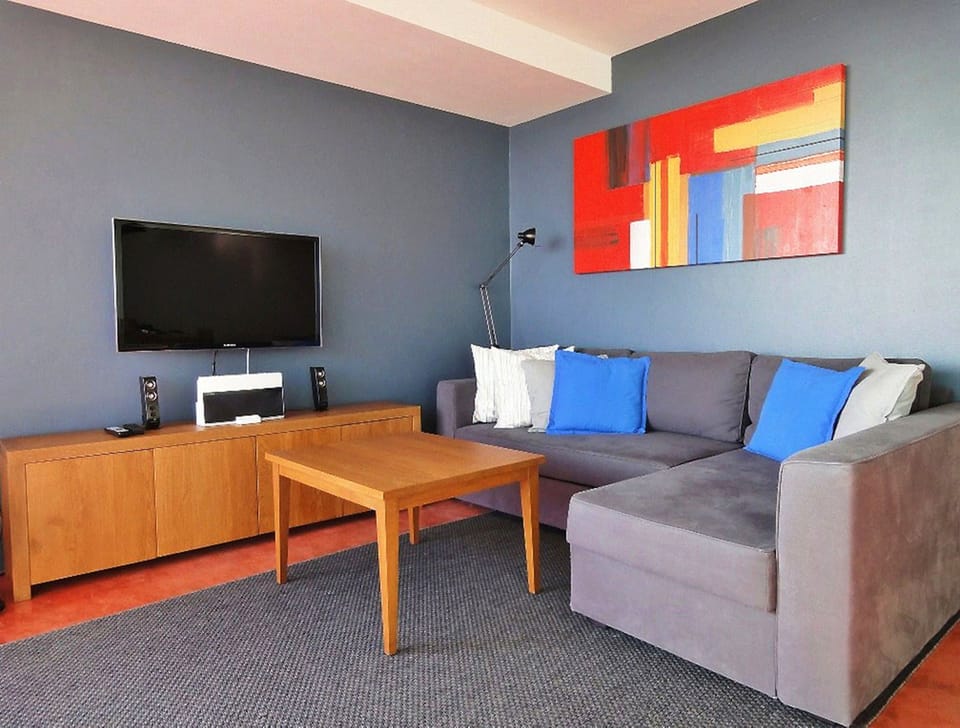 2 Bedrooms Sea View  | Living area | Flat-screen TV