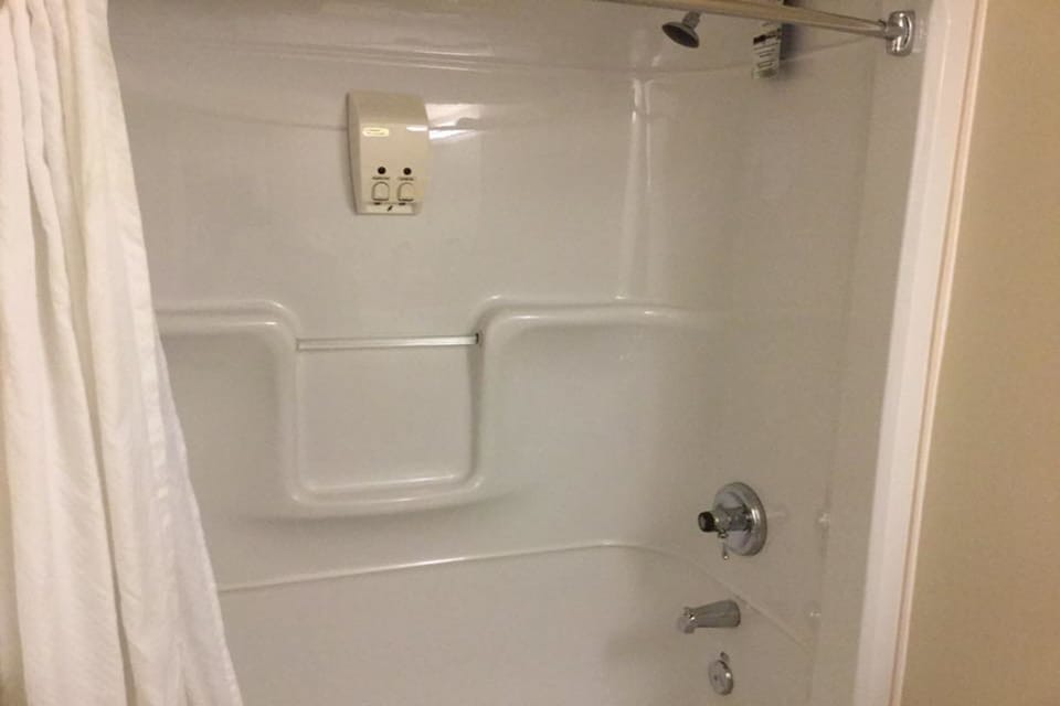 Shower, free toiletries, towels