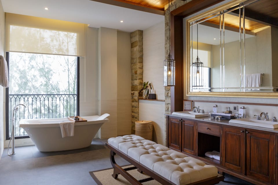 Presidential Suite | Bathroom | Eco-friendly toiletries, hair dryer, bathrobes, slippers