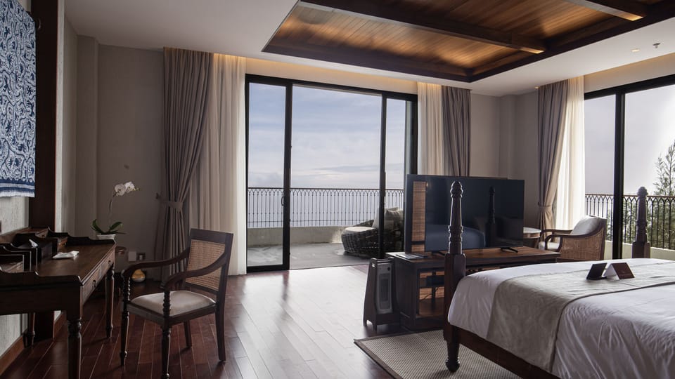 Platinum Suite | In-room safe, laptop workspace, blackout drapes