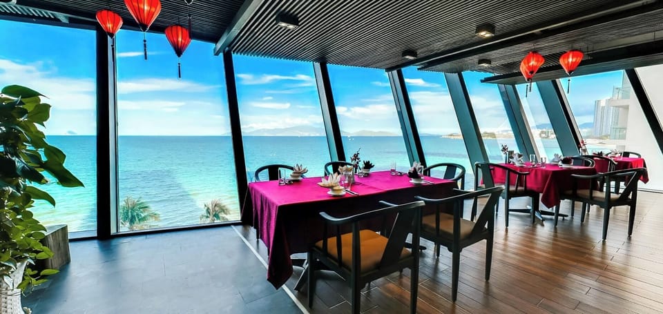 3 restaurants; breakfast, lunch, dinner, and brunch served