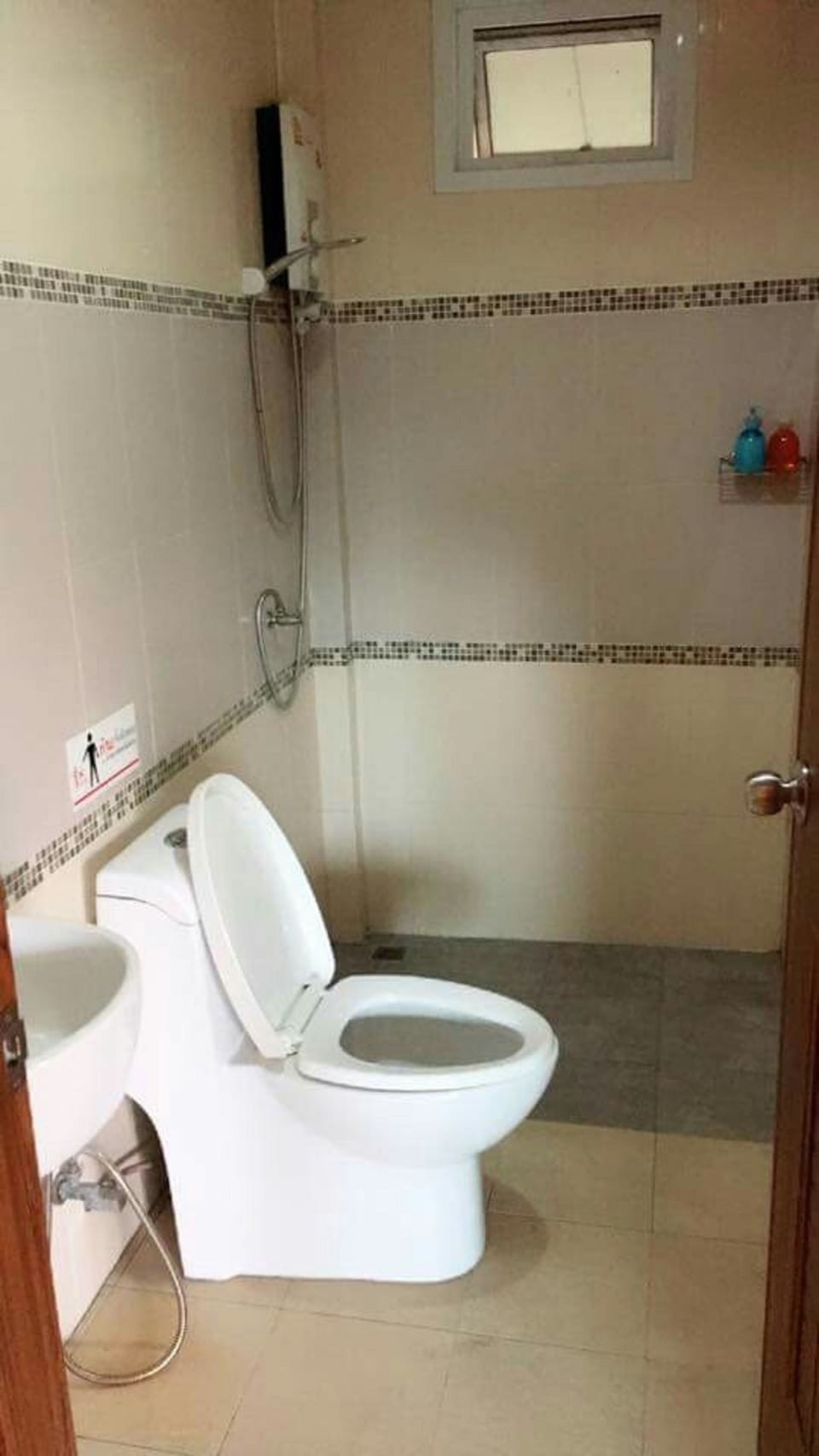Shower, free toiletries, towels