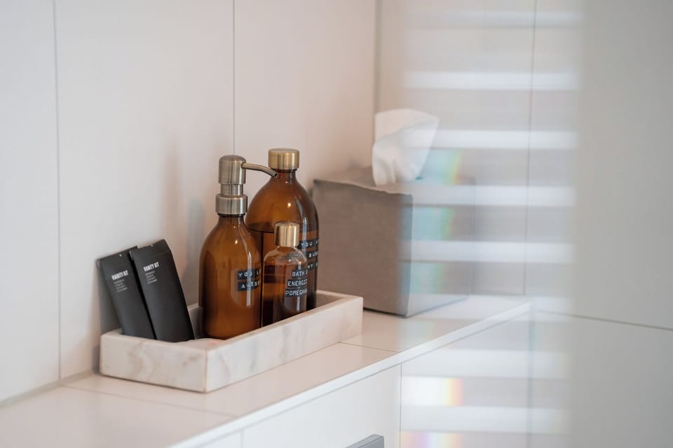 Superior Suite | Bathroom | Shower, free toiletries, hair dryer, towels
